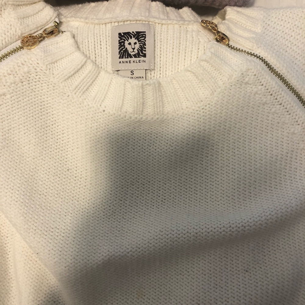 Sweatshirts🤍 - Picture 4 of 9